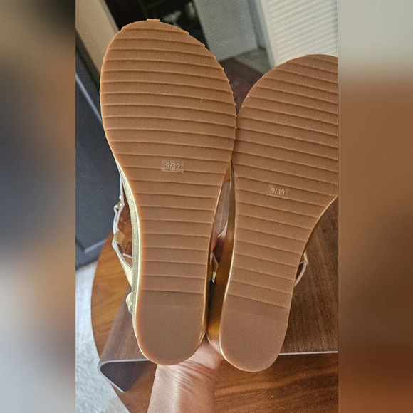 Mark Jenkins-Chain:Stylish 2 Wedge. Gold leather Size 9  NWOT - Picture 3 of 8